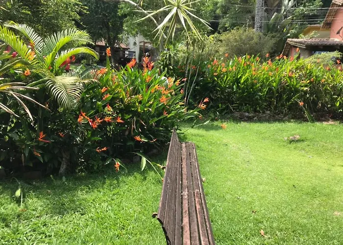 Casa da mata com piscina natural em condomínio