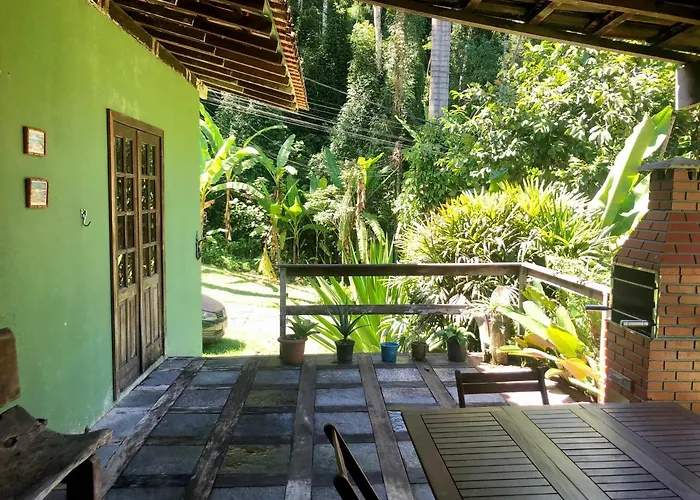 Casa da mata com piscina natural em condomínio